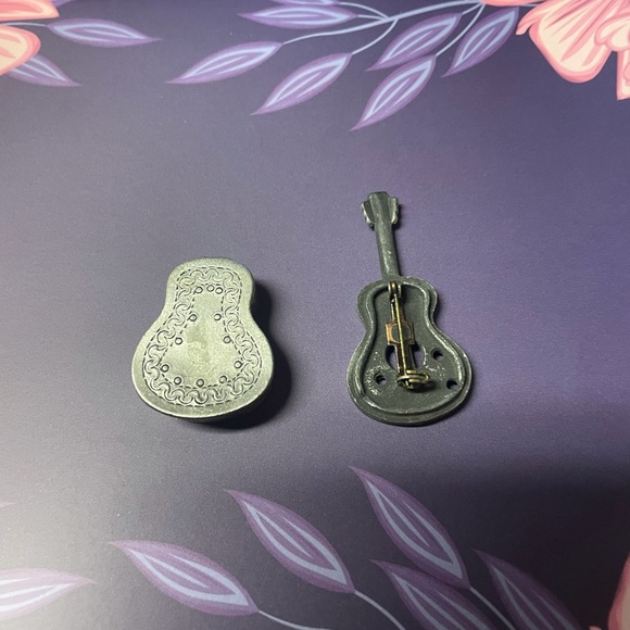 Trinket Box With Pin - Picture 4 of 5